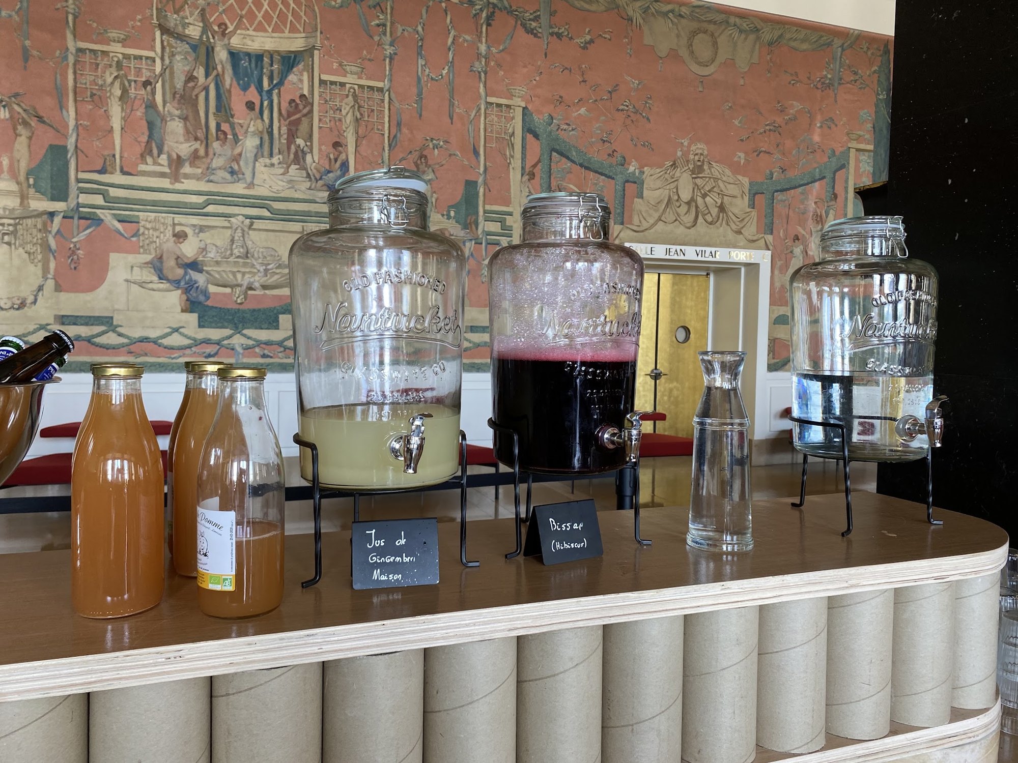 Le bar Bande de Cheffes au Théâtre de Chaillot : jus de gingembre et bissap maison