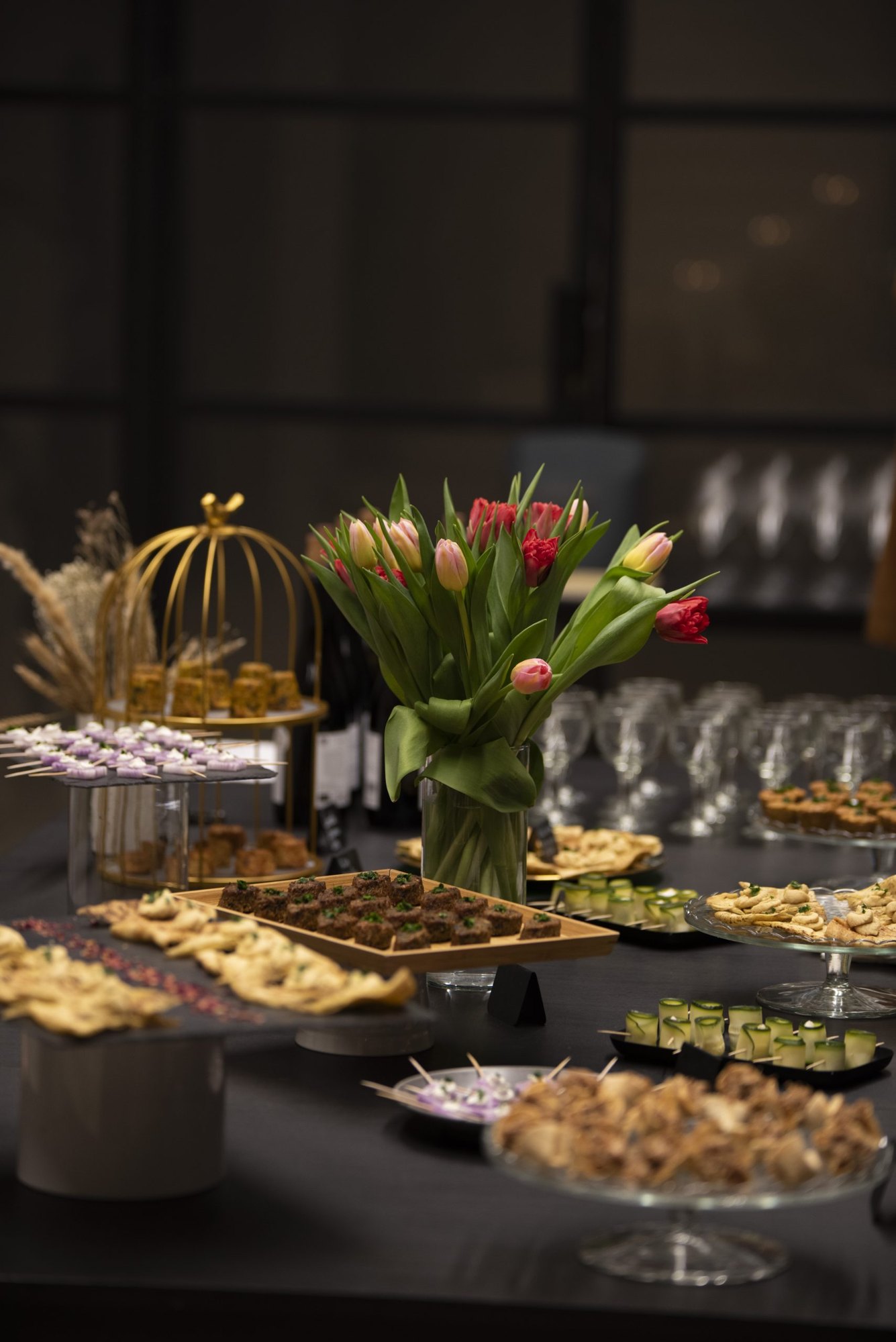Buffet de pièces cocktail et bouquet de tulipes