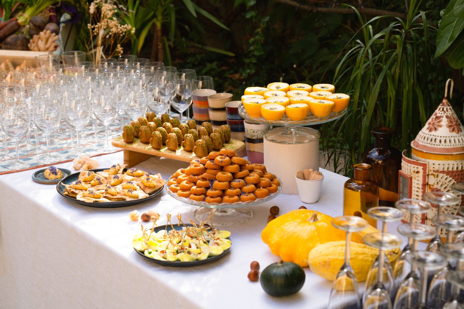 Buffet de saison dressé dans un jardin