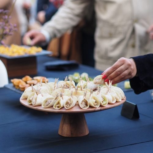 Pièces cocktail servies sur présentoir en bois