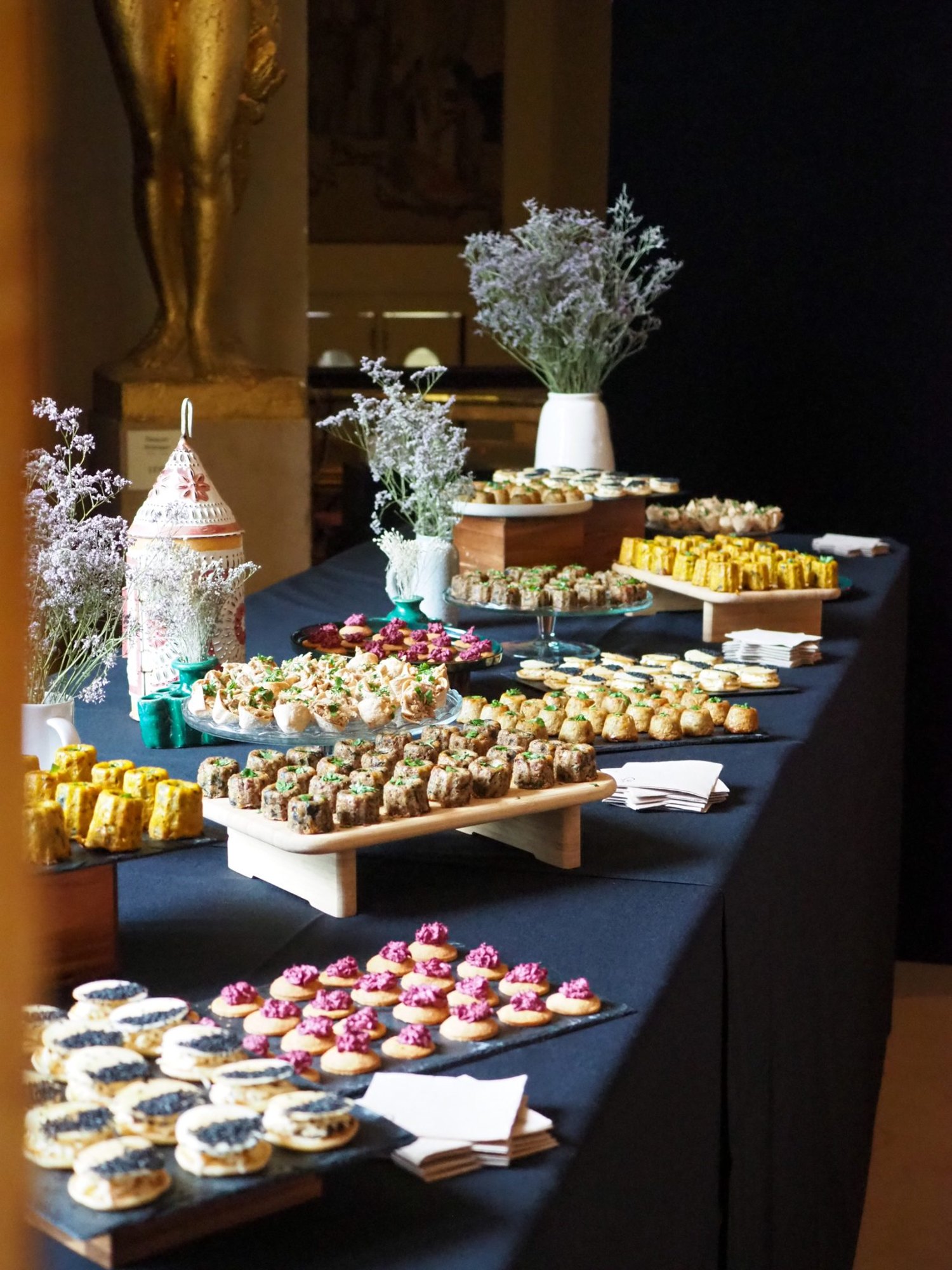 Buffet cocktail Bande de Cheffes sur nappe bleu nuit