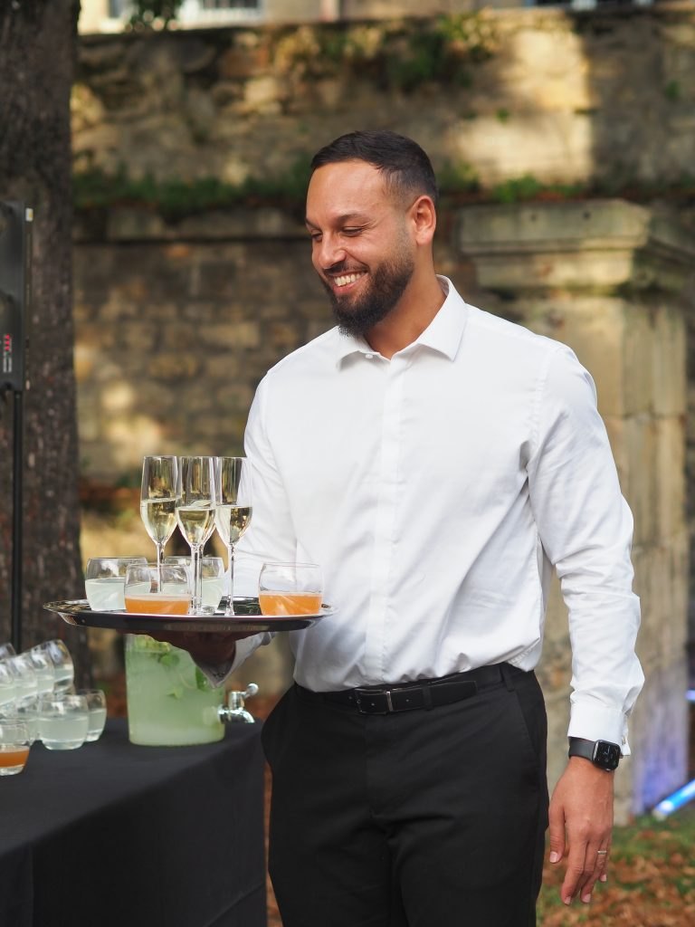 Serveur Bande de Cheffes avec un plateau de coupes